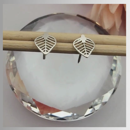 Leaf stud earrings